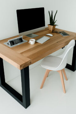 Versenkbare Steckdose im Srchreibtisch