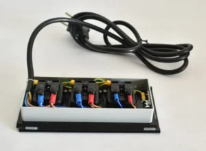 Montage einbausteckdose schwarz mb3 – unterseite mit befestigung und anschlusskabel