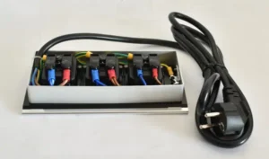 Montage einbausteckdose silber mb3 – unterseite mit befestigung und anschlusskabel