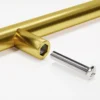 Stangengriff Gold montiert an Schublade – Detailansicht