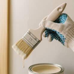 Flachpinsel 25 mm beim Lackieren von Holz