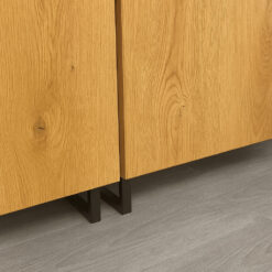 Schwarze Möbelfüße an der Kommode