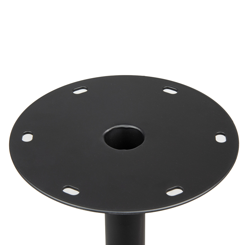 Moderner Couchtisch mit einer runden Holzplatte auf einem mattschwarzen Metall-Tischgestell mit geriffelter Oberfläche. Minimalistisches und stilvolles Design für Wohnräume