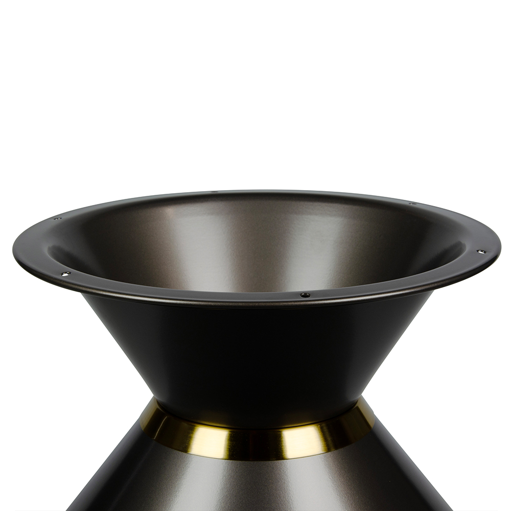 Tischgestell aus Metall in der Größe Big und Farbe Braun, mit einer warmen Ausstrahlung und modernem Design. Verziert mit einem goldenen Zier-Ring, ideal für große, runde Tischplatten. Rutschfest dank Anti-Rutsch-Gummifüßen.