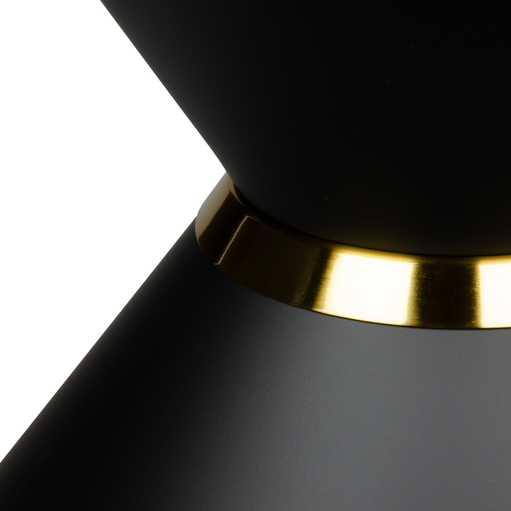 Schwarzes, mattes Metall-Tischgestell in der Größe Small, mit einem zeitlosen Design und einem goldenen Zier-Ring. Robust und vielseitig einsetzbar, ideal für runde Tischplatten. Mit Anti-Rutsch-Gummifüßen zum Schutz des Bodens.