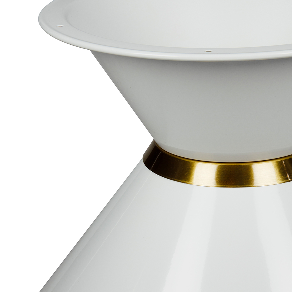 Großes Metall-Tischgestell in der Farbe Weiß, mit hellem, minimalistischen Design und goldfarbenem Zier-Ring. Geeignet für große, runde Tischplatten. Stabil und bodenschonend dank Anti-Rutsch-Gummifüßen."