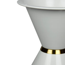 Metallisches Tischgestell in der Größe Small, in der Farbe Weiß, mit modernem Design und goldfarbenem Zier-Ring. Perfekt kombinierbar mit runden Tischplatten aus Holz, Glas oder Keramik. Ausgestattet mit Anti-Rutsch-Gummifüßen für stabilen Stand