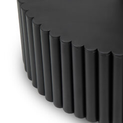 Schwarzes Metall-Tischgestell in Small, mit geriffelter Struktur und pulverbeschichtetem Finish, Durchmesser 30 cm, Höhe 49,5 cm. Modern und langlebig, ideal für kompakte Tischlösungen.