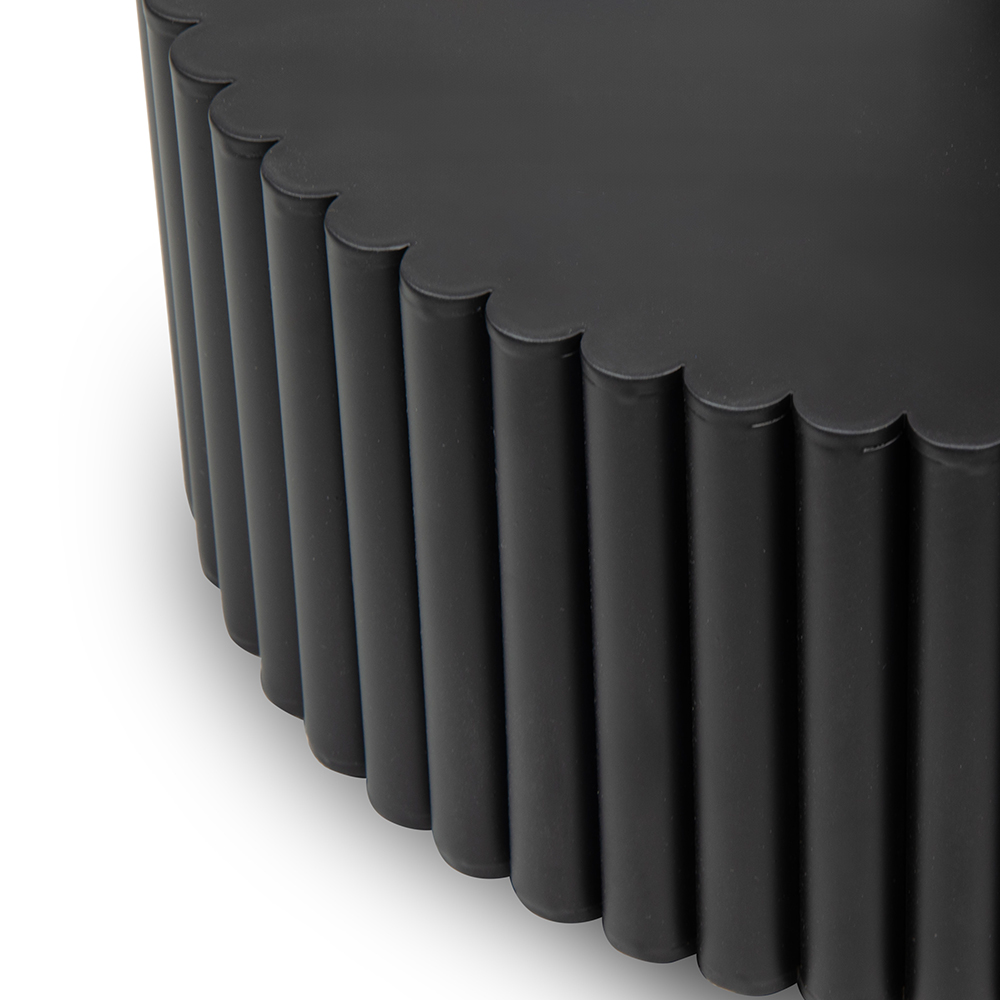 Schwarzes Metall-Tischgestell in Small, mit geriffelter Struktur und pulverbeschichtetem Finish, Durchmesser 30 cm, Höhe 49,5 cm. Modern und langlebig, ideal für kompakte Tischlösungen.