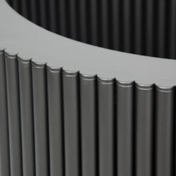 Top-Down-Ansicht des schwarzen Metall-Tischgestells in Small, mit einem Durchmesser von 30 cm und einer Höhe von 49,5 cm, zeigt die stilvolle Riffelstruktur und das minimalistische Design