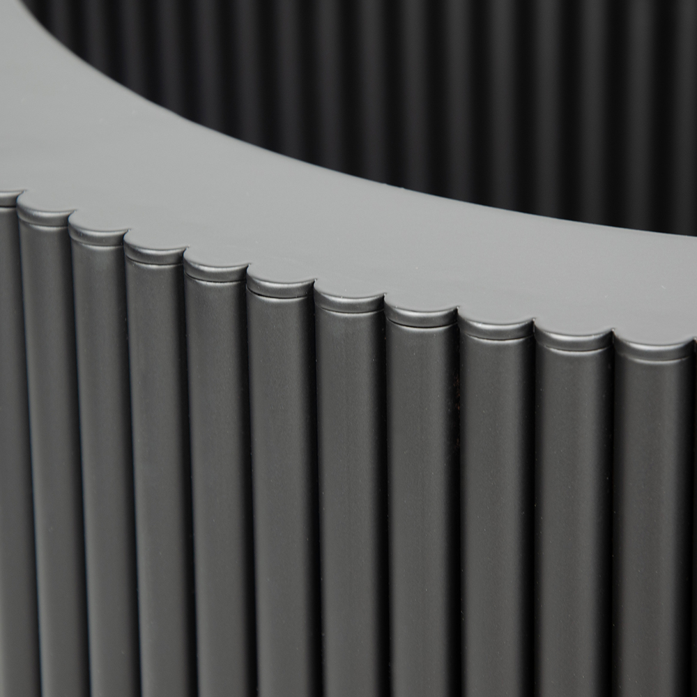 Top-Down-Ansicht des schwarzen Metall-Tischgestells in Small, mit einem Durchmesser von 30 cm und einer Höhe von 49,5 cm, zeigt die stilvolle Riffelstruktur und das minimalistische Design