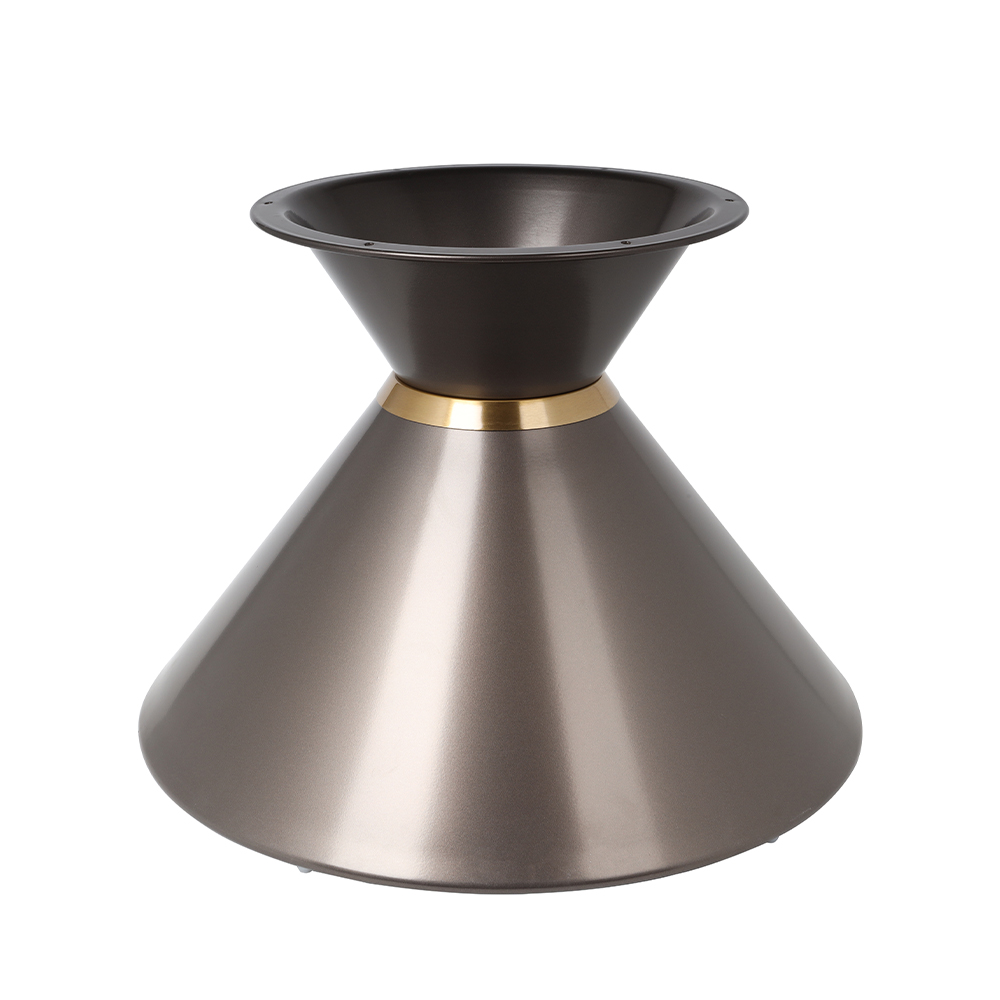 Braunes Metall-Tischgestell (Big) Gemütliches braunes Tischgestell in der Größe Big, mit elegantem goldenen Zier-Ring, runden Formen und stabiler Konstruktion für stilvolle Raumgestaltung.