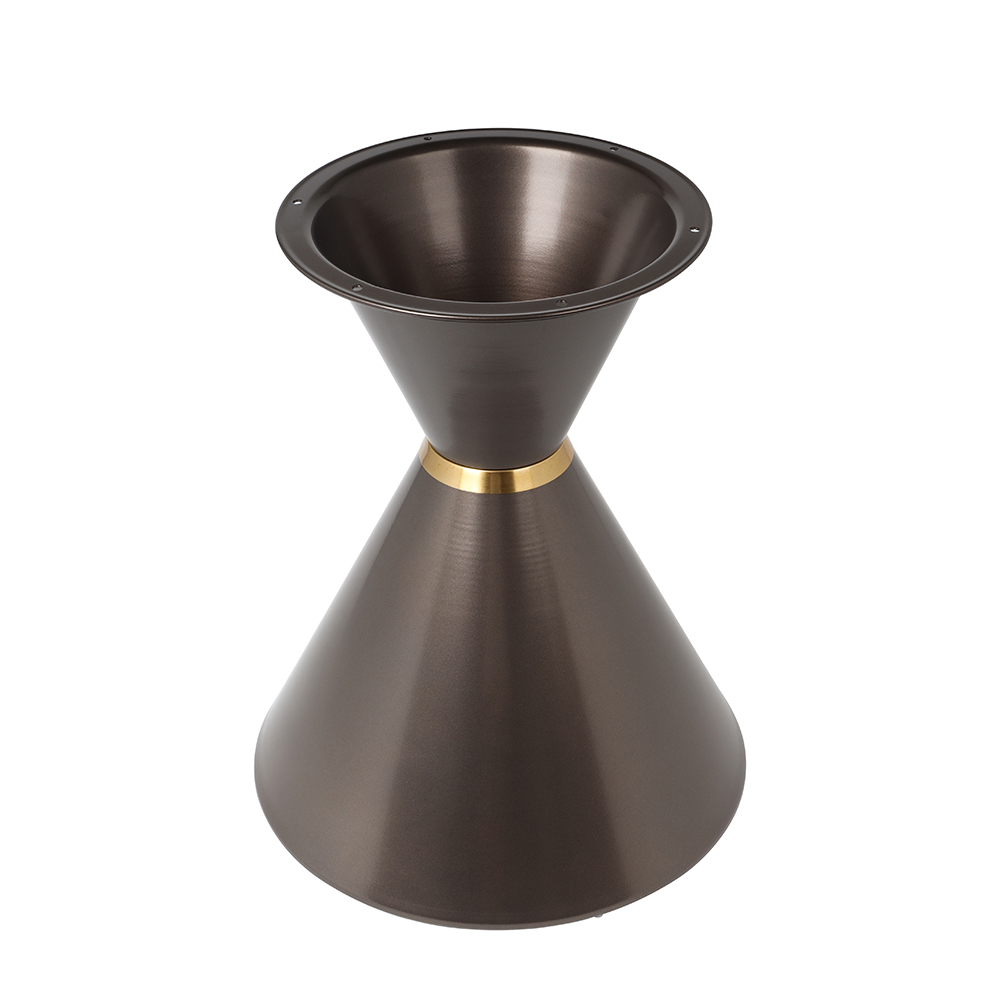 Braunes Metall-Tischgestell (Small) Stilvolles braunes Tischgestell in der Größe Small, gefertigt aus langlebigem Metall, mit warmem, gemütlichem Look und praktischem Gold-Detail.