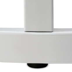 Nahaufnahme eines Schutzgleiters am weißen Tischgestell, sorgt für sicheren Stand und Bodenschutz.