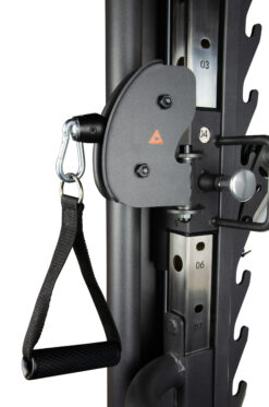 Klimmzüge an der oberen Stange der Fitnessstation