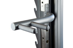 Zubehör im Lieferumfang: Langhantel, Kreuzhebegriff, Kabelgriffe