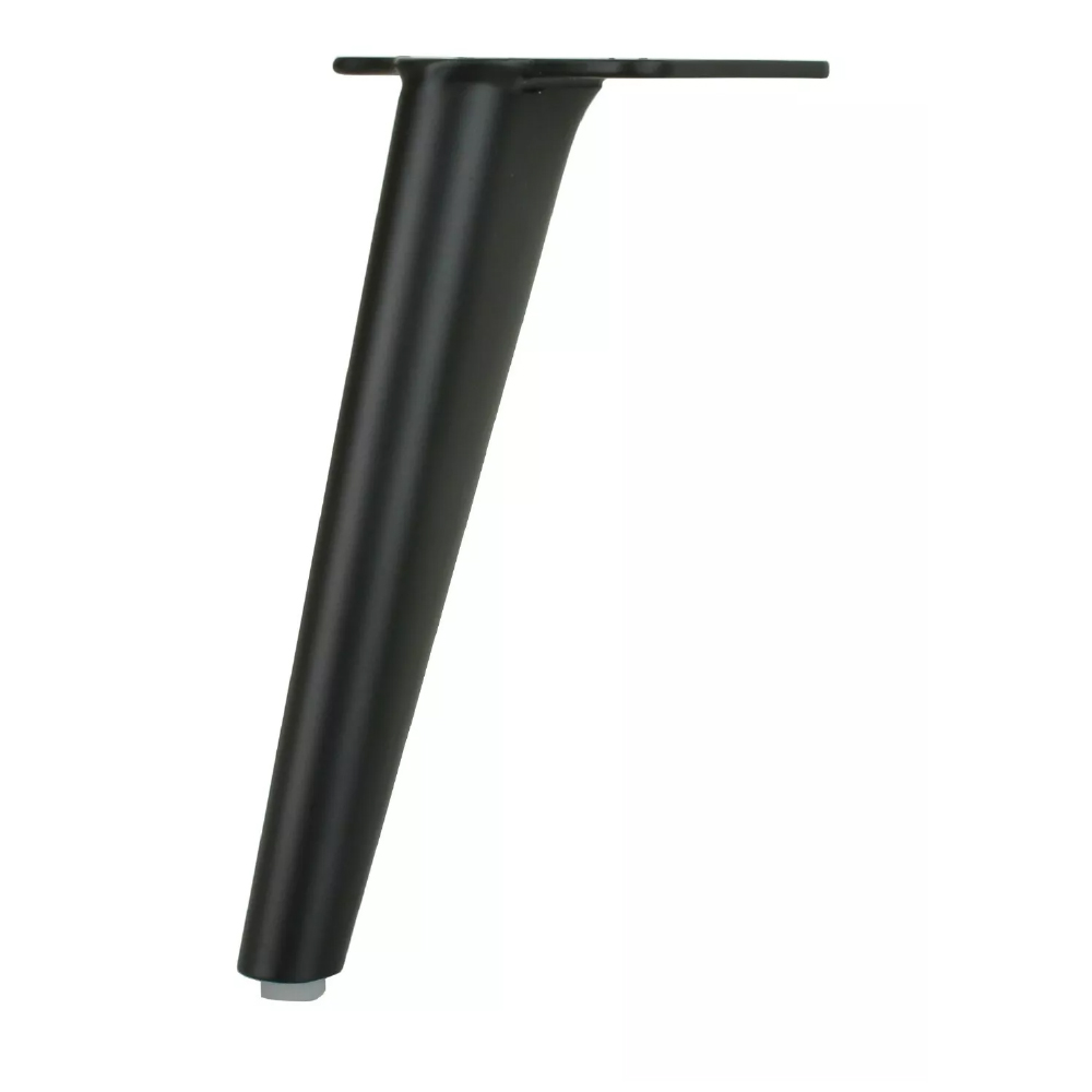 Schwarzer Möbelfuß mit kegelförmigem Schaft und quadratischer Befestigungsplatte in leichter Front–Seitenansicht vor weißem Hintergrund, weiße Kunststoffkappe am Boden sichtbar.