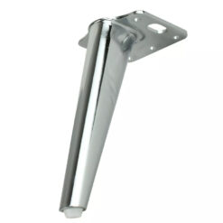 Möbelfuß aus schräger Perspektive, Blick auf die Unterseite der quadratischen Befestigungsplatte mit mehreren Bohrungen, verchromte Oberfläche.