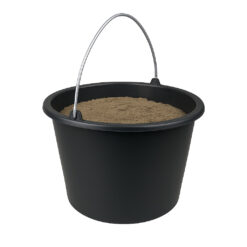 Baueimer 12 Liter im Garten zum Transport von Wasser oder Erde