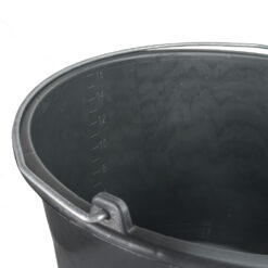 Baueimer 16 Liter im Garten zum Transport von Wasser oder Erde