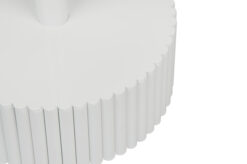 Elegantes Schattenspiel auf weißer Riffel-Optik Oberfläche