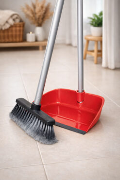 Geschlossene Klapp-Schaufel verhindert Herausfallen von Schmutz