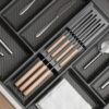 Detailansicht der matten Oberfläche des graphitfarbenen Messerhalters