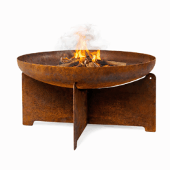 Stimmungsvolles Lagerfeuer in der Designer-Feuerschale auf einer modernen Terrasse bei Abenddämmerung