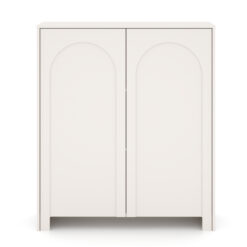 Skandinavisch eingerichtetes Wohnzimmer mit der hohen Kommode Arco 2D in Kaschmir-Optik.