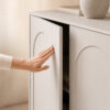 Push-to-Open Funktion beim grifflosen Sideboard Kaschmir Vento 2D