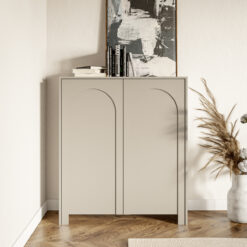 Elegante kaschmirfarbene hohe Kommode Arco 2D als stilvolles Möbelstück in einem hellen Schlafzimmer.