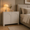 Sideboard Kaschmir Vento 2D im modernen Schlafzimmer mit gepolstertem Bett