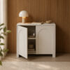 Sideboard Kaschmir Vento 2D mit geöffneten Türen und Stauraum vor Lamellenwand