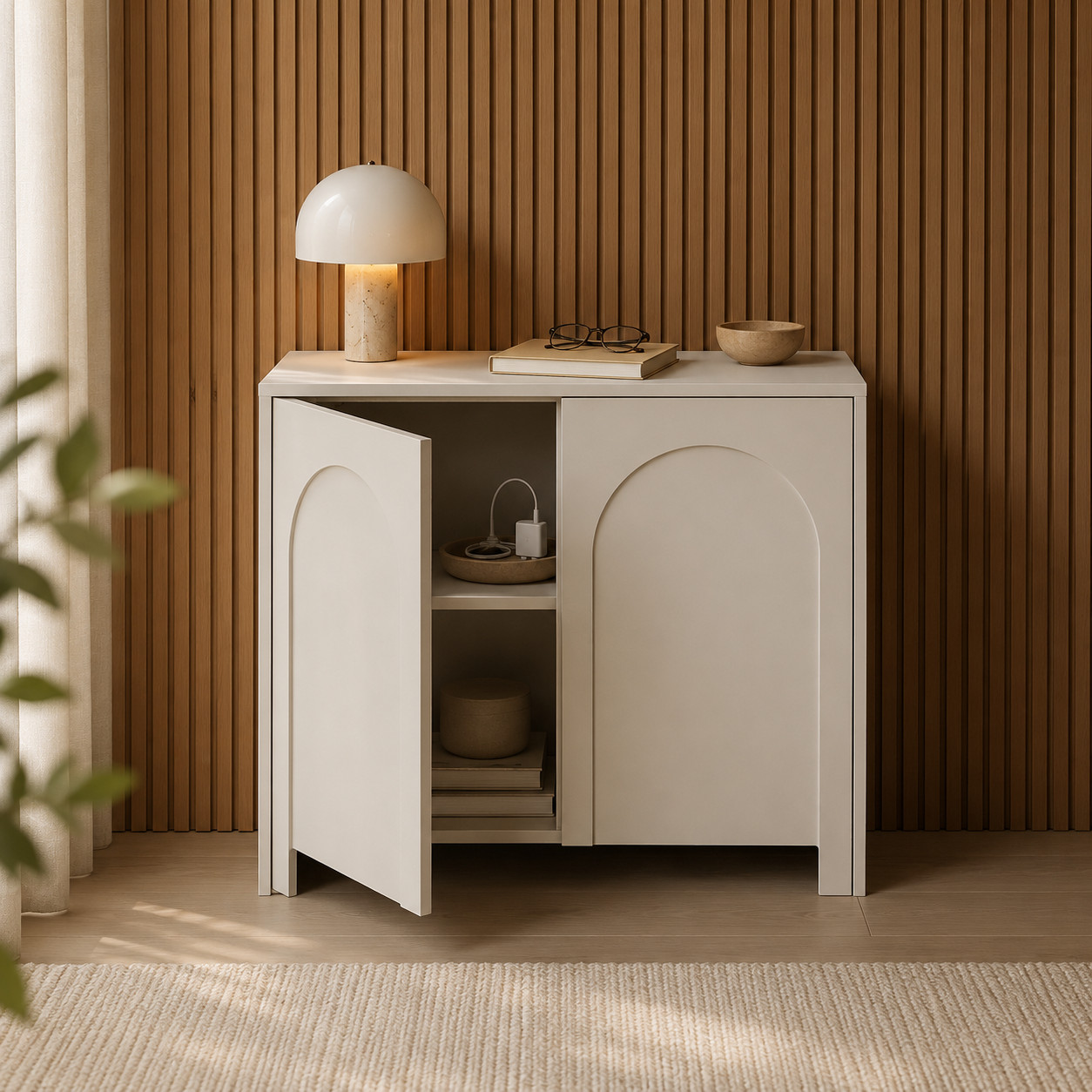 Sideboard Kaschmir Vento 2D mit geöffneten Türen und Stauraum vor Lamellenwand