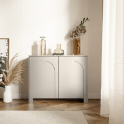 Geöffnete Türen der Kommode Arco 2D Kaschmir mit Einlegeböden.