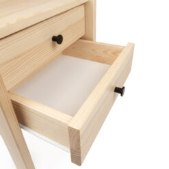 Gemütliche Schlafzimmer Atmosphäre mit Holz Nachttisch