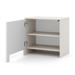 Geöffneter Nachttisch Arco 1D zeigt Stauraum mit Einlegeboden.