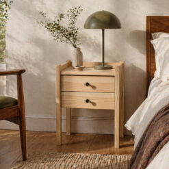 Viel Stauraum in den Schubladen des Nachttischs