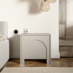 Stilvolle Schlafzimmer-Inspiration mit dem beigen Nachttisch Arco.