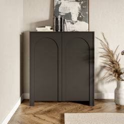 Nahaufnahme der dekorativen Bogenfräsung an der schwarzen Front des Highboards.