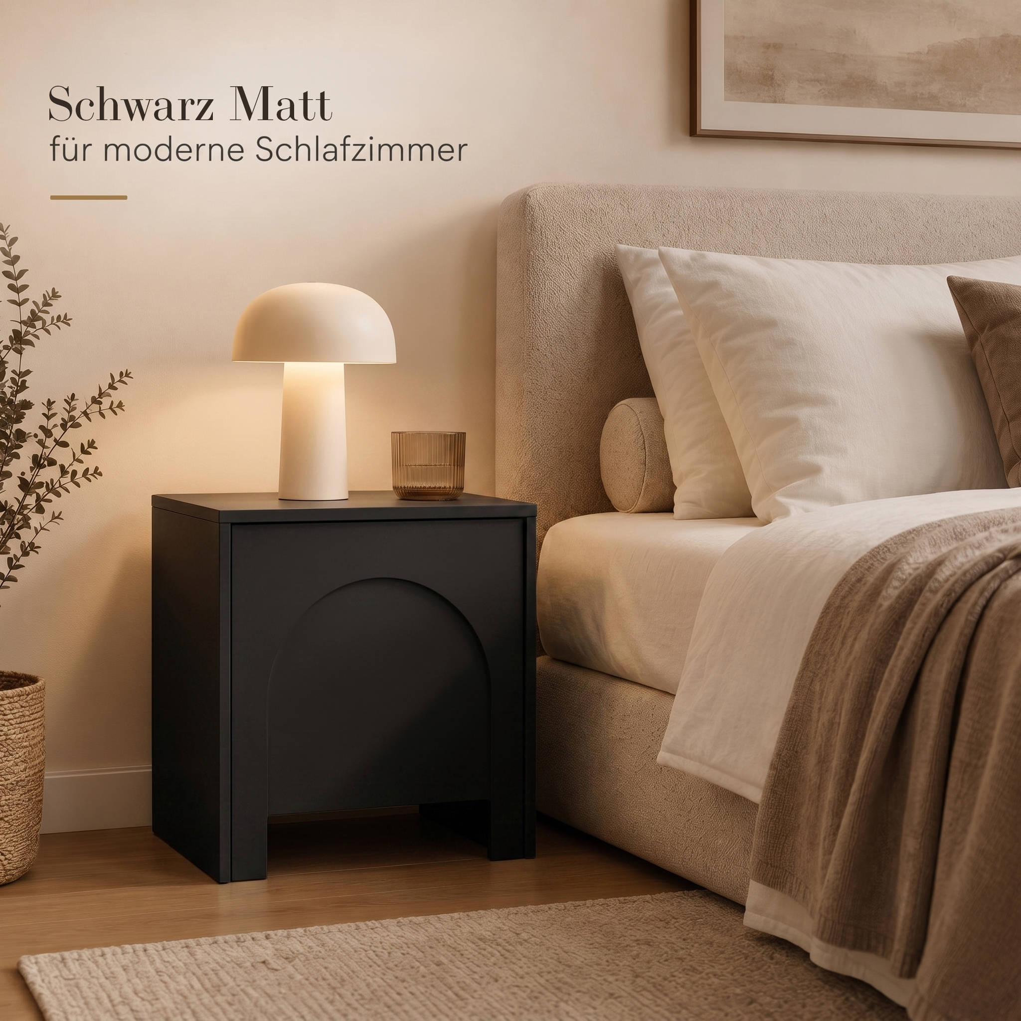 Geräumiger Innenraum des schwarzen Nachtschranks ohne Griffe mit Platz für Brillen und Alltagsgegenstände.
