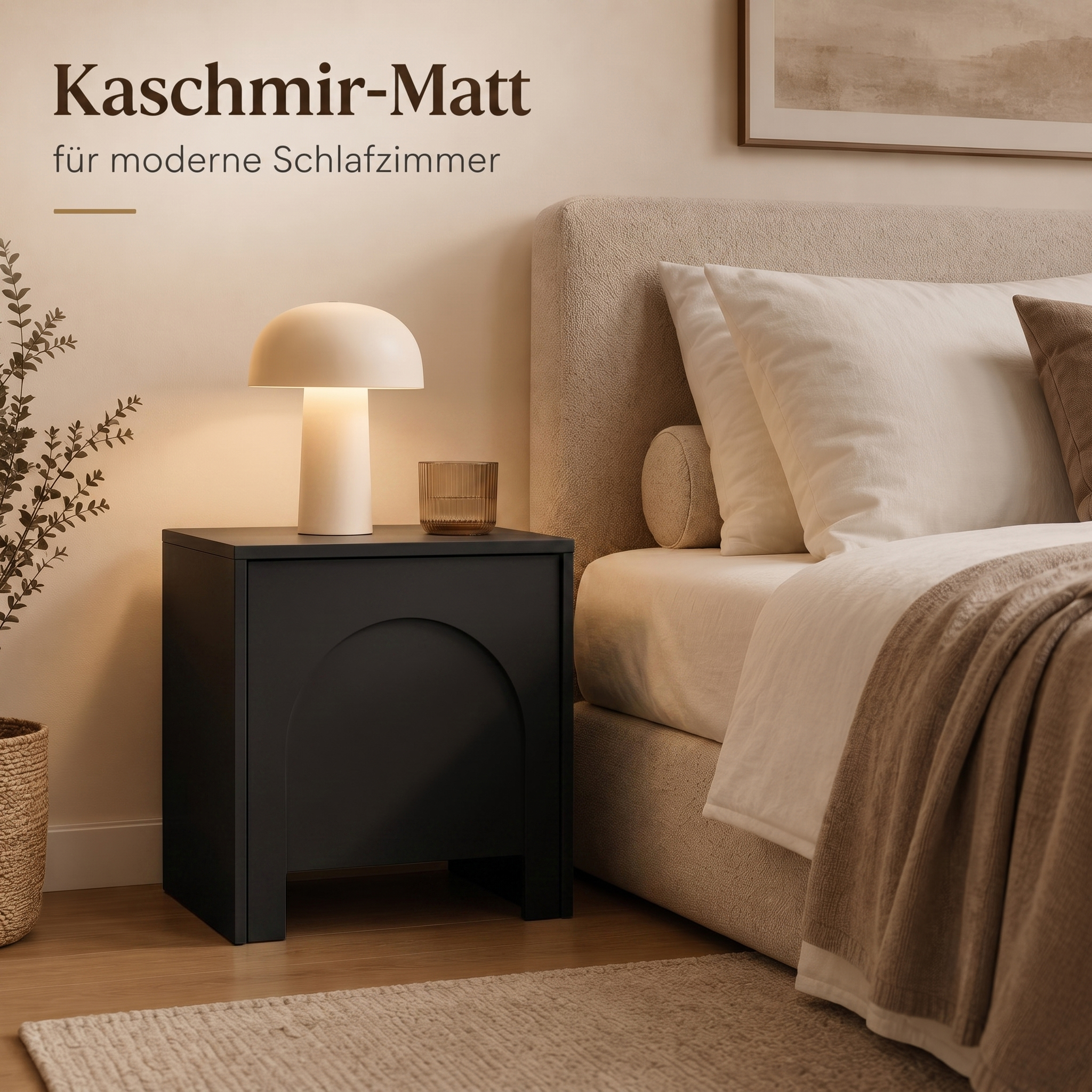 Geräumiger Innenraum des schwarzen Nachtschranks ohne Griffe mit Platz für Brillen und Alltagsgegenstände.
