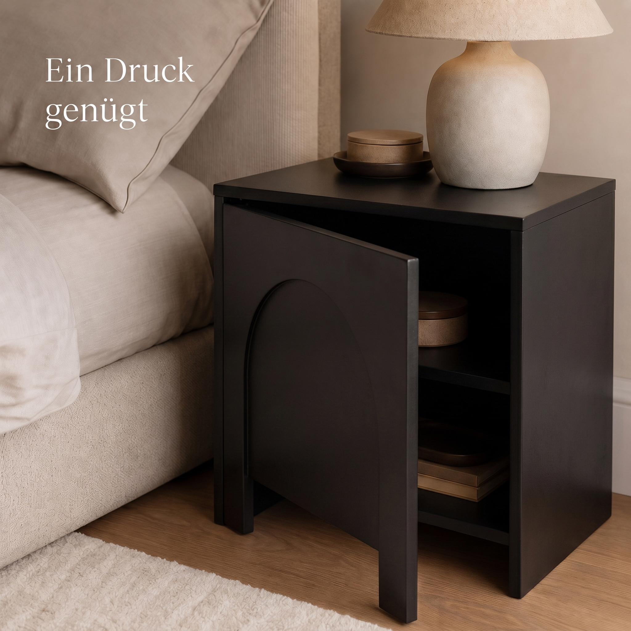 Kompakter schwarzer matter Nachtschrank als ideale, platzsparende Stauraumlösung für ein kleines Schlafzimmer.