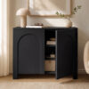 Schwarzes Sideboard Vento mit zwei geöffneten Türen, das den großzügigen Stauraum zeigt.