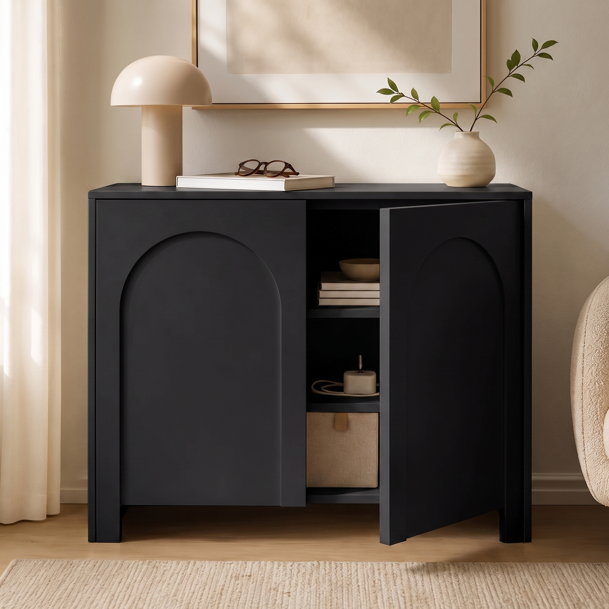 Schwarzes Sideboard Vento mit zwei geöffneten Türen, das den großzügigen Stauraum zeigt.