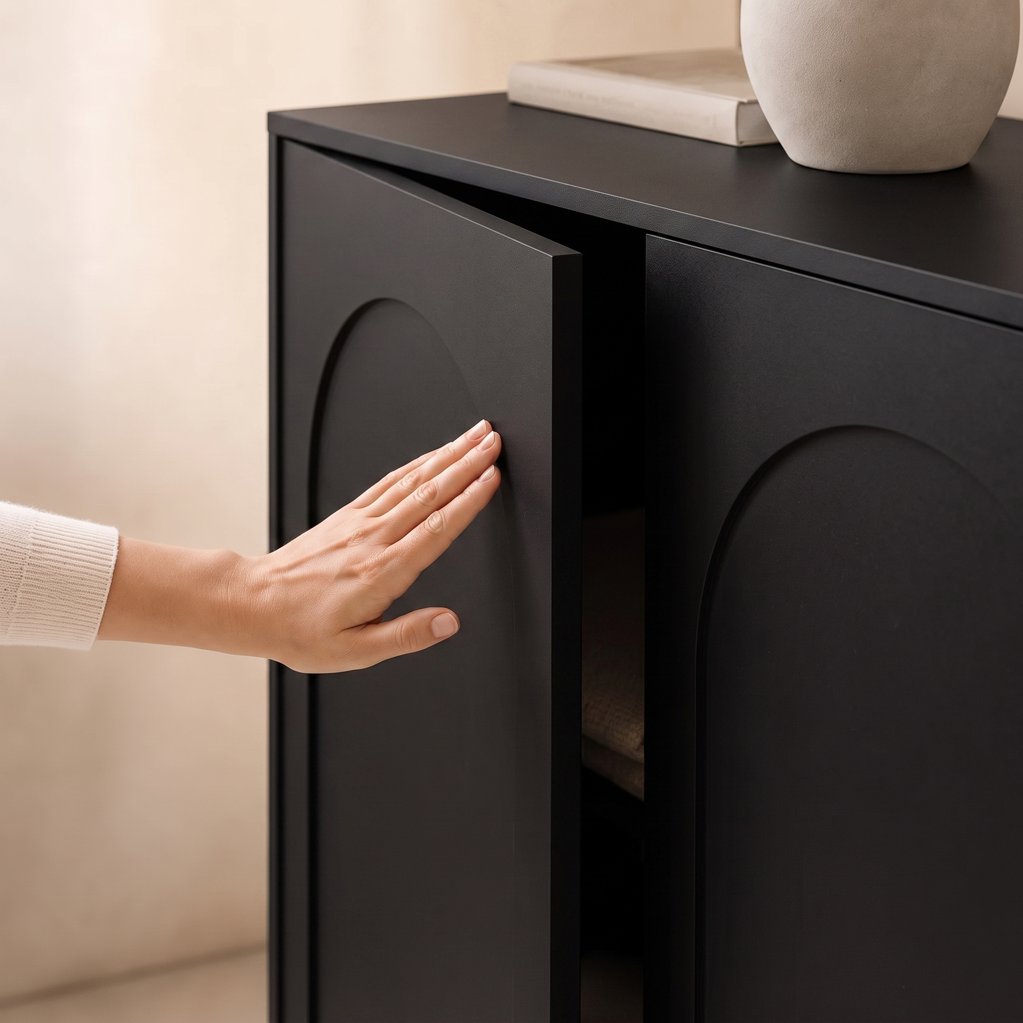 Schwarzes Sideboard Vento in moderner Wohnzimmer-Einrichtung mit minimalistischer Dekoration.