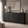 Schwarzes Sideboard Vento als minimalistisches Möbelstück in einem Industrial-Style Raum.