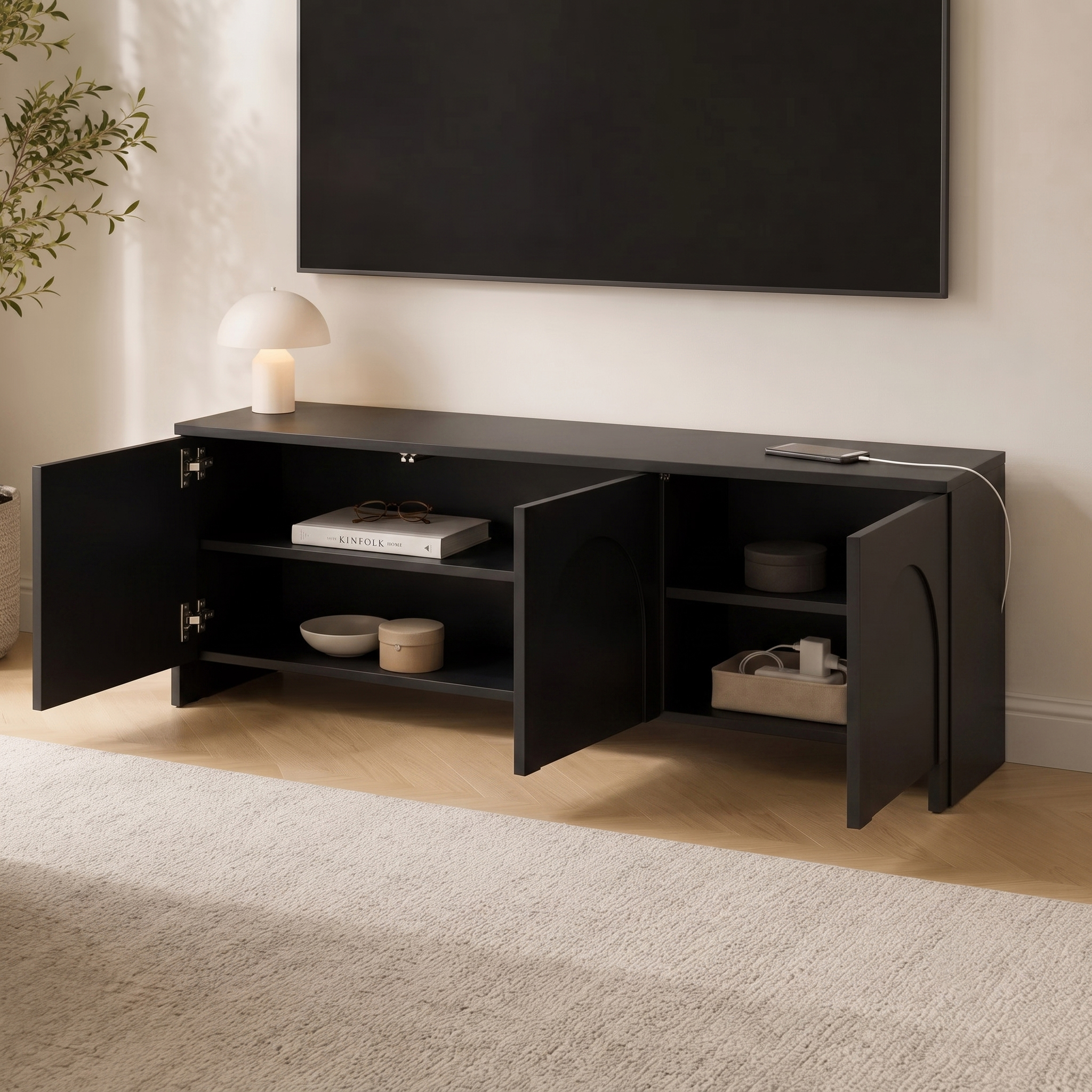 Schwarzes TV Lowboard Vento mit drei geöffneten Türen zeigt den inneren Stauraum.