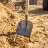 Sandschaufel im Praxiseinsatz beim Schaufeln von Sand und Schüttgut